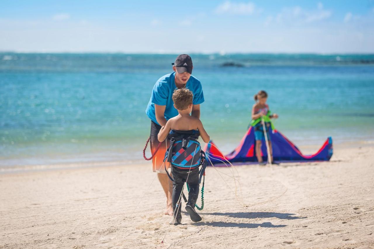 ホテル コンスタンス プリンス モーリス Poste de Flacq エクステリア 写真 A kiteboarding instructor with a student