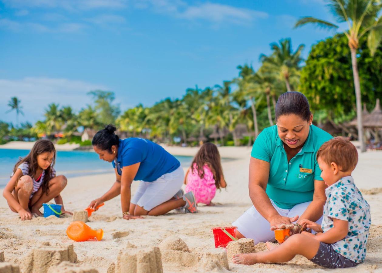ホテル コンスタンス プリンス モーリス Poste de Flacq エクステリア 写真 Families on the beach at the Sheraton Resort Fiji