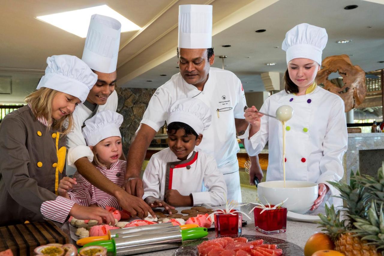 ホテル コンスタンス プリンス モーリス Poste de Flacq エクステリア 写真 A family cooking class at the Oberoi, Mumbai