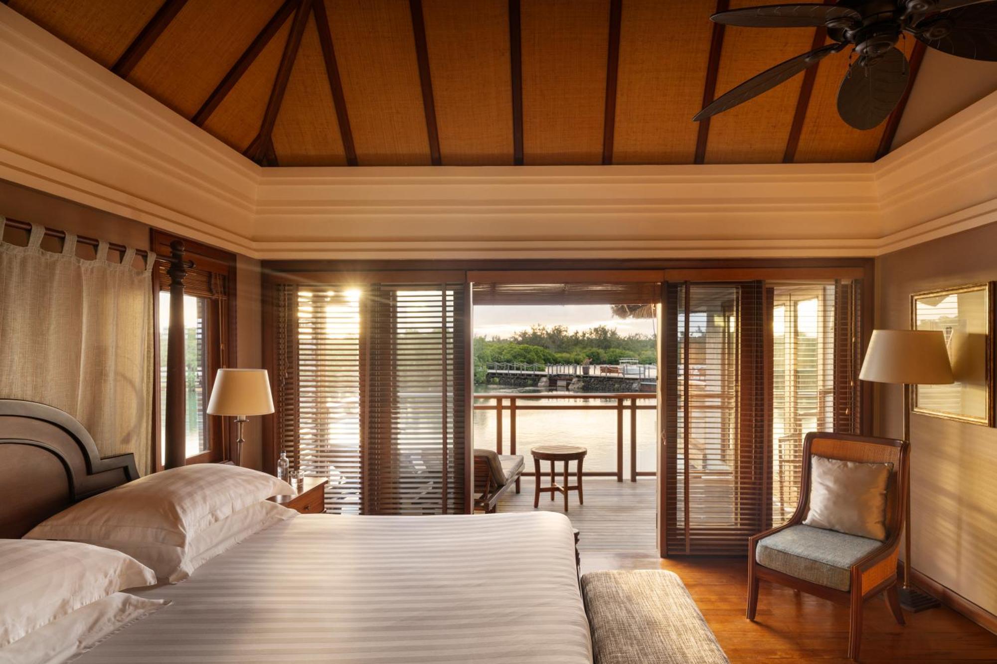 ホテル コンスタンス プリンス モーリス Poste de Flacq エクステリア 写真 A bedroom at the Four Seasons Hotel, Bangkok