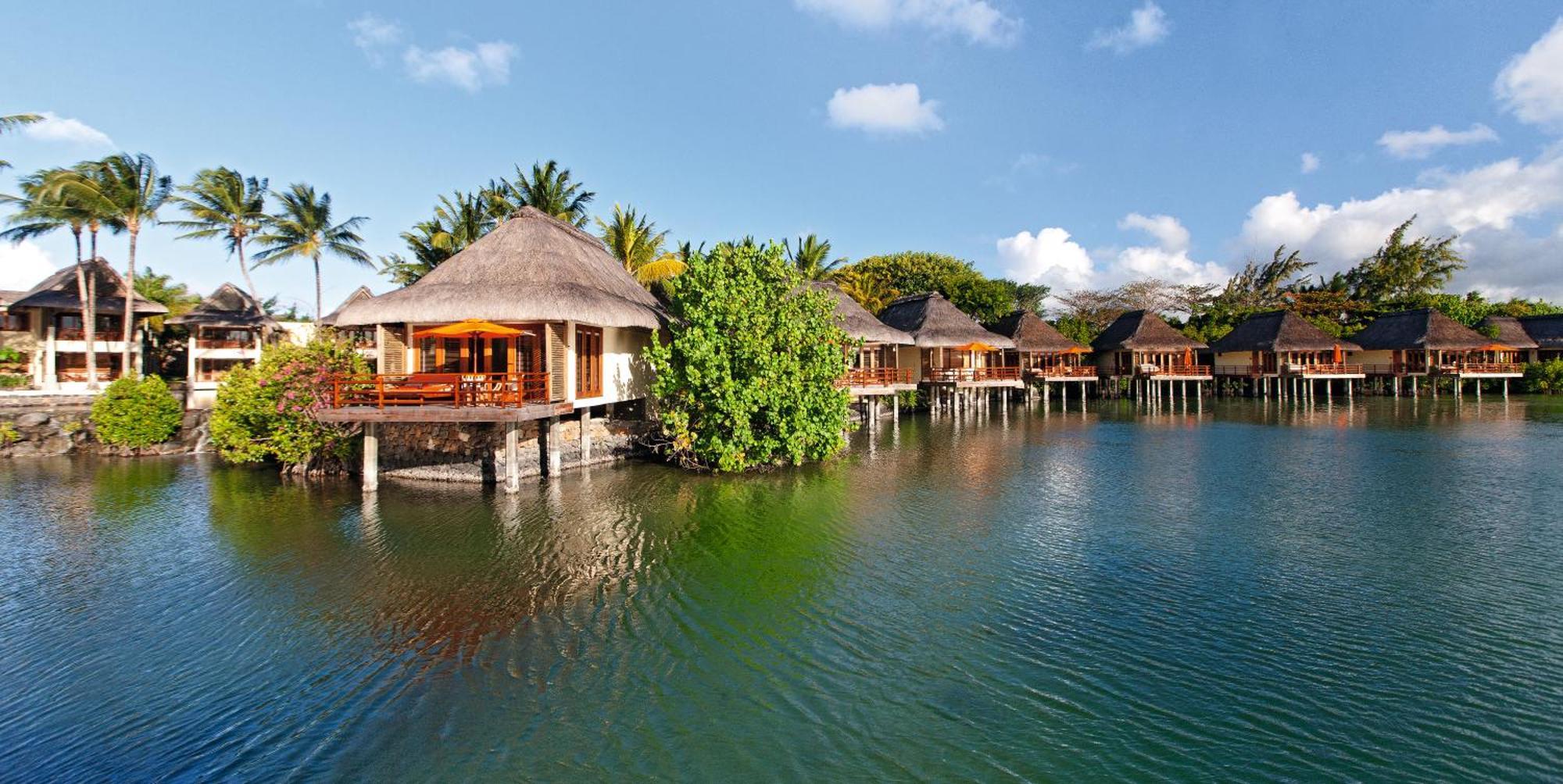 ホテル コンスタンス プリンス モーリス Poste de Flacq エクステリア 写真 Overwater bungalows at the resort